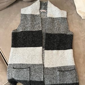 Sweater vest/long with pockets.